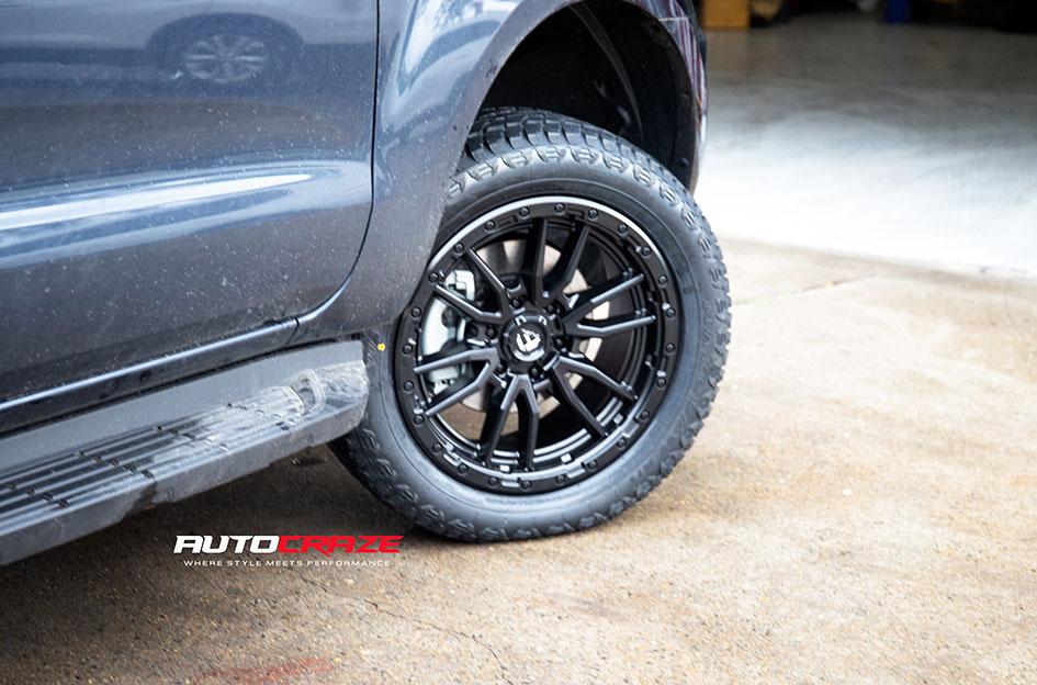 FORD EVEREST CLASH GLOSS BLACK